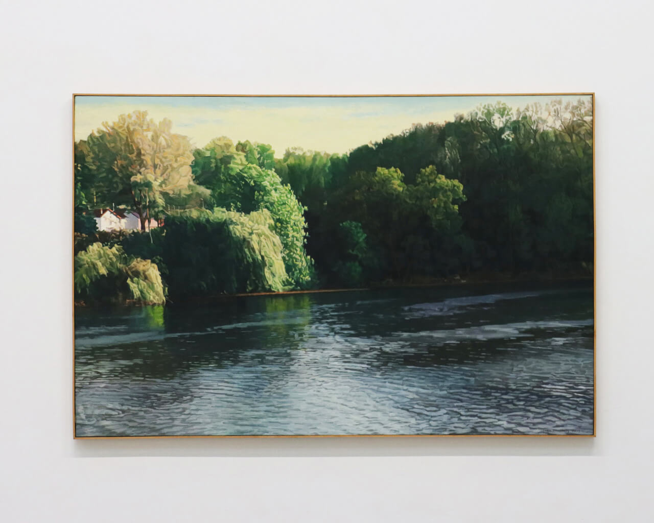 藝術家陳建中2009年作品〈馬恩河風景之三〉，房子、山丘、河流的法國風景畫