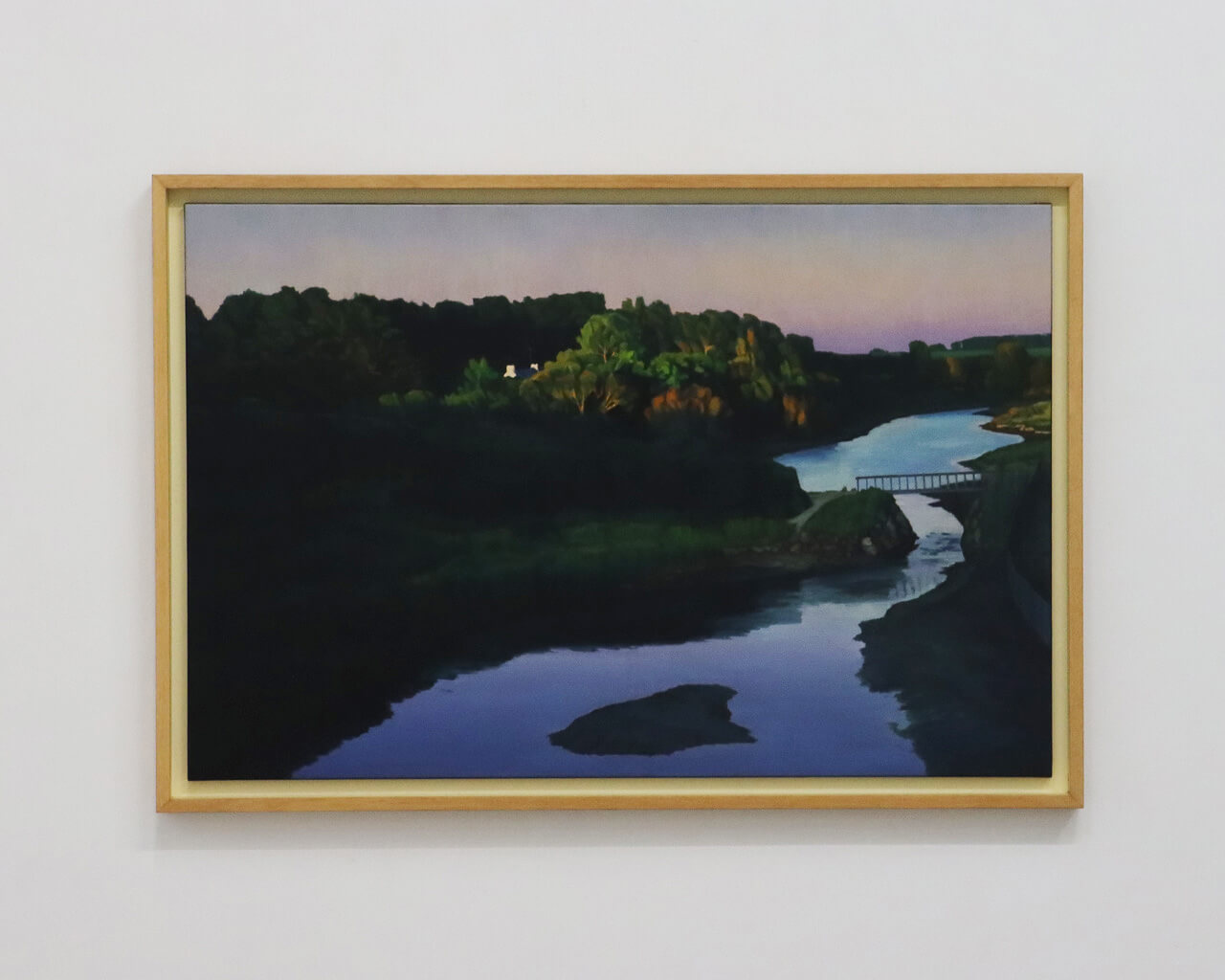 藝術家陳建中1992-1993年作品〈布列塔尼風景之五〉，山、林、河流的法國風景畫